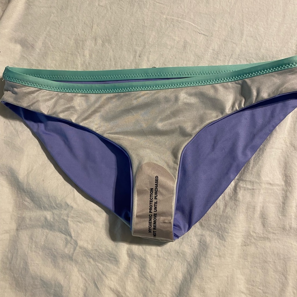 Bikini - Picture 4 of 9